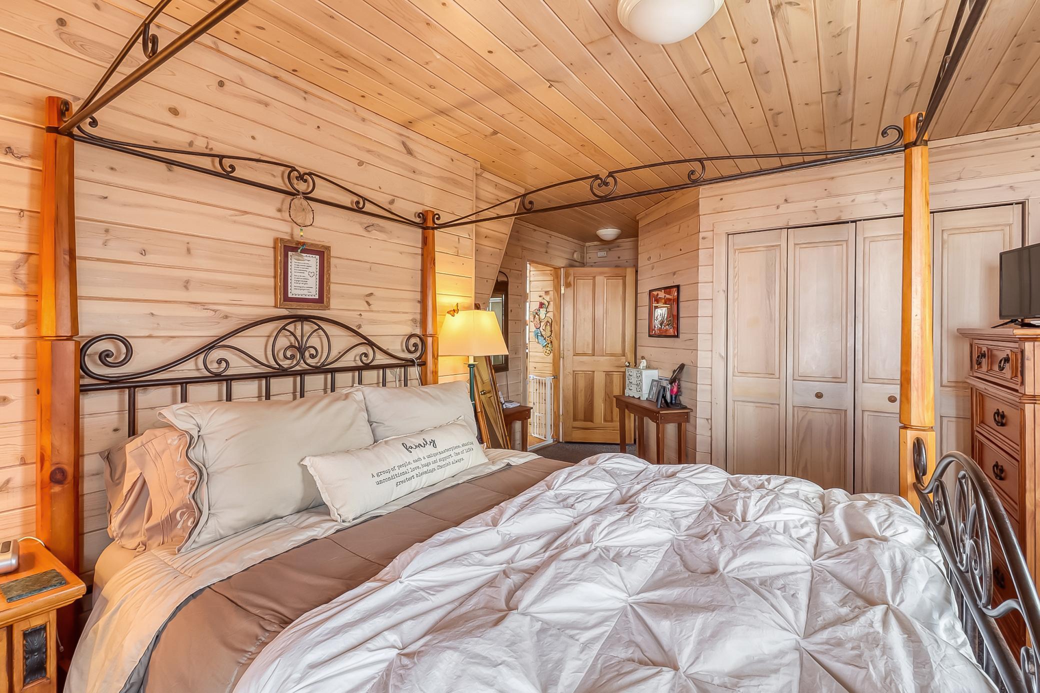 Master Bedroom1_0.jpg