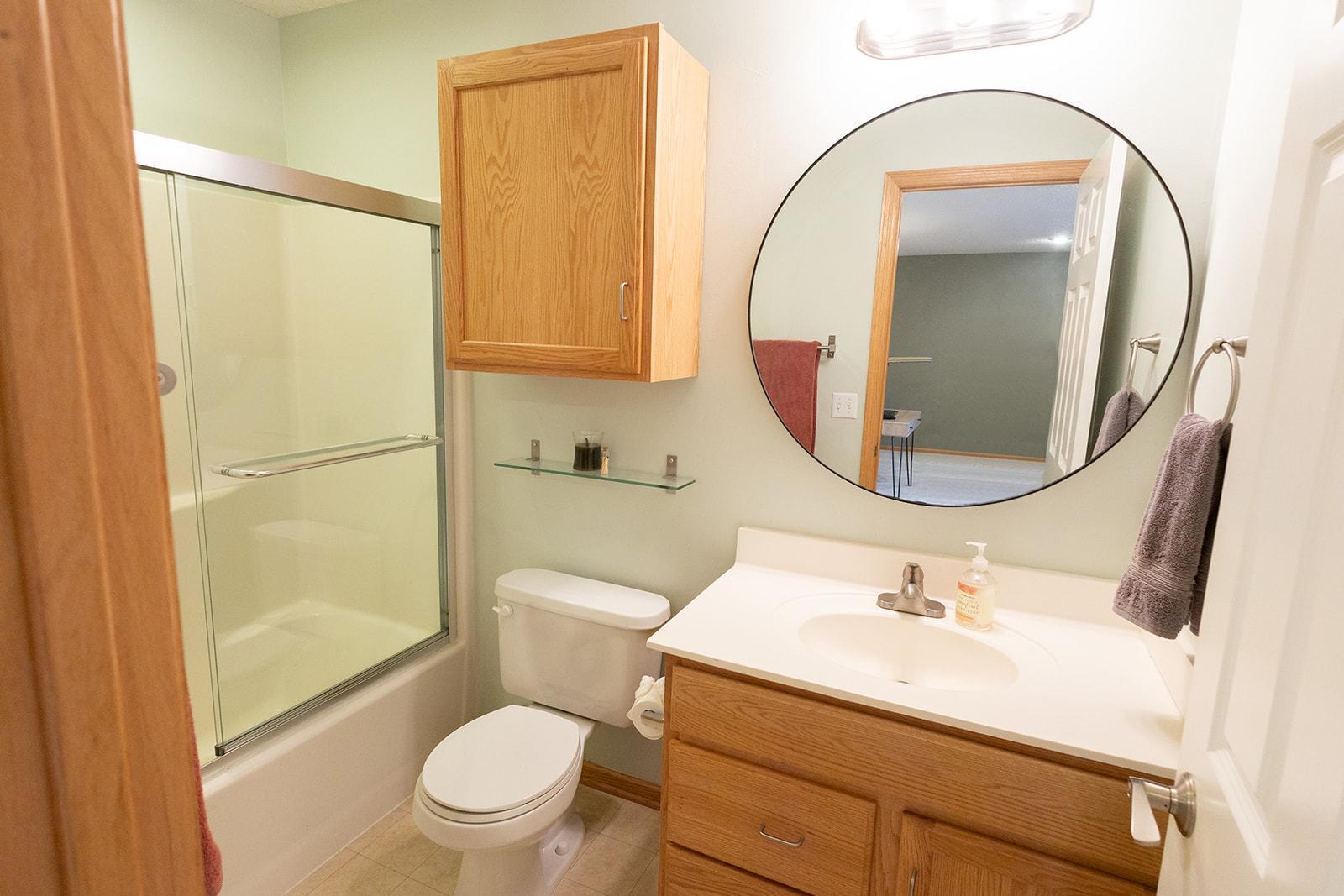 Upper level full bath.