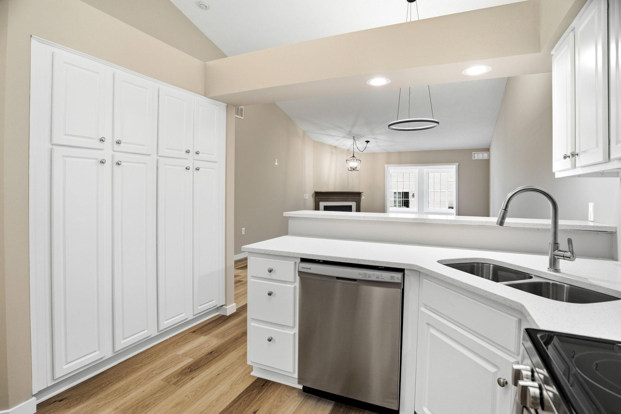 Kitchen w/built-in pantry
