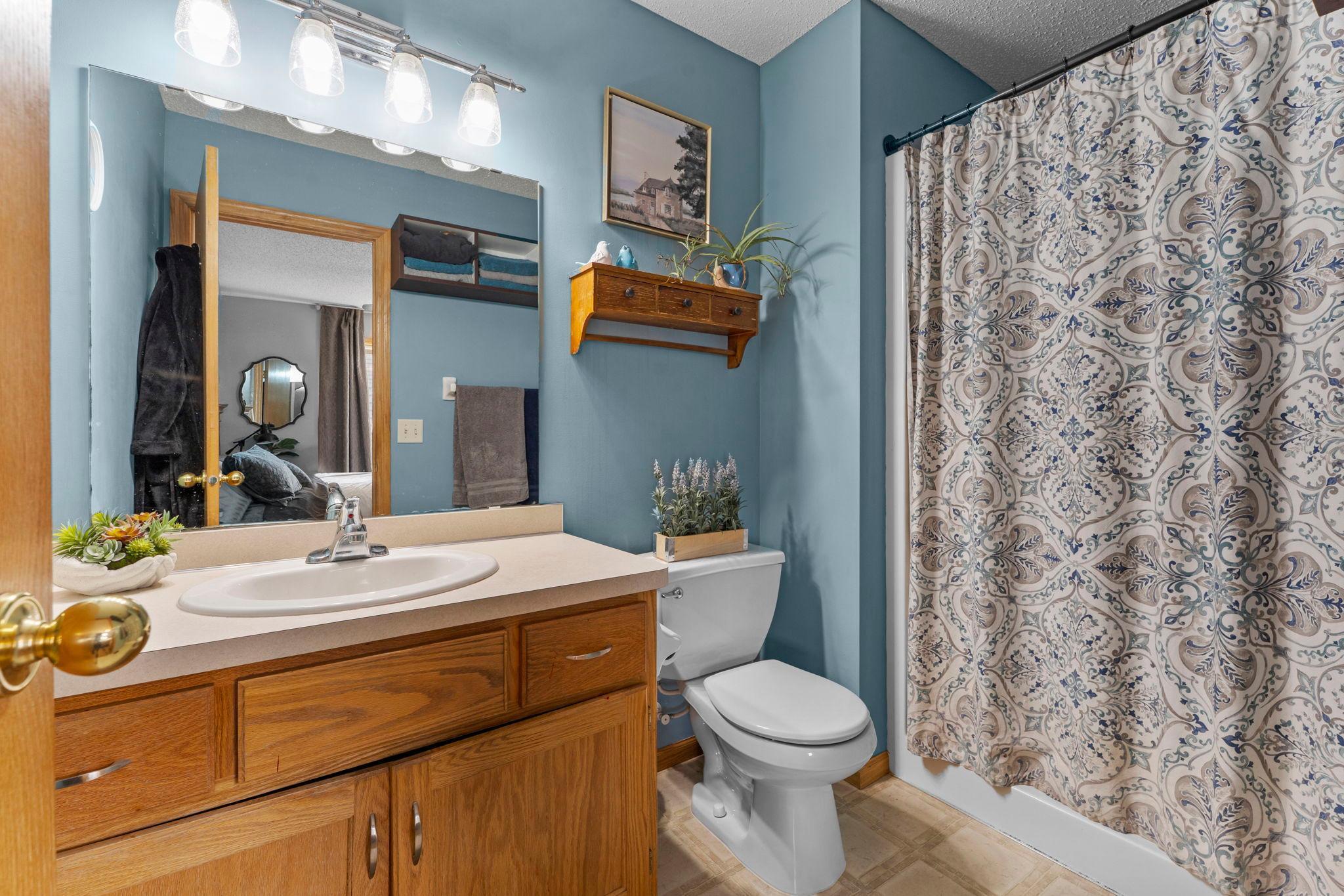 Ensuite to main bedroom