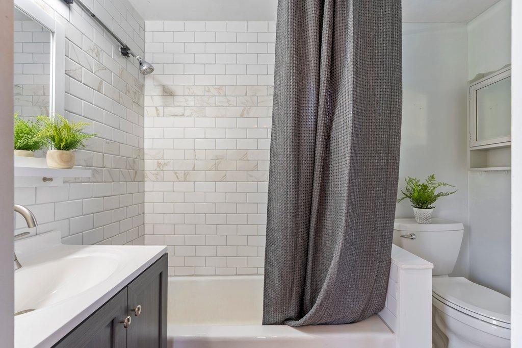 Upper Level Full Bath