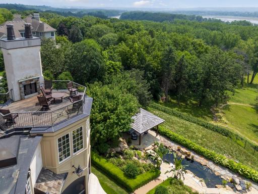 The panoramic vistas provide an ideal backdrop for gatherings, whether it’s hosting friends or enjoying a quiet evening with family.