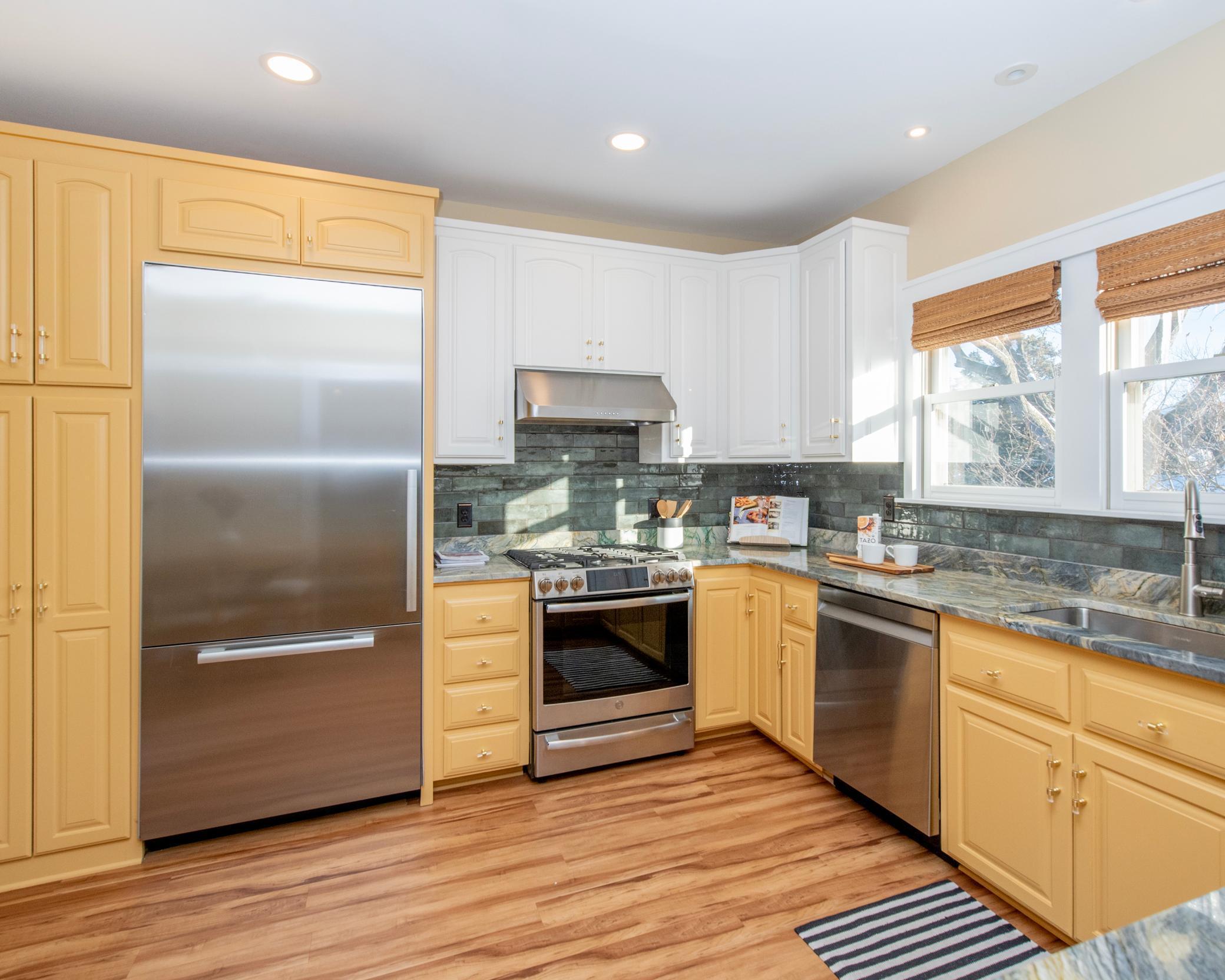 Newer stainless steel appliances & custom backsplash