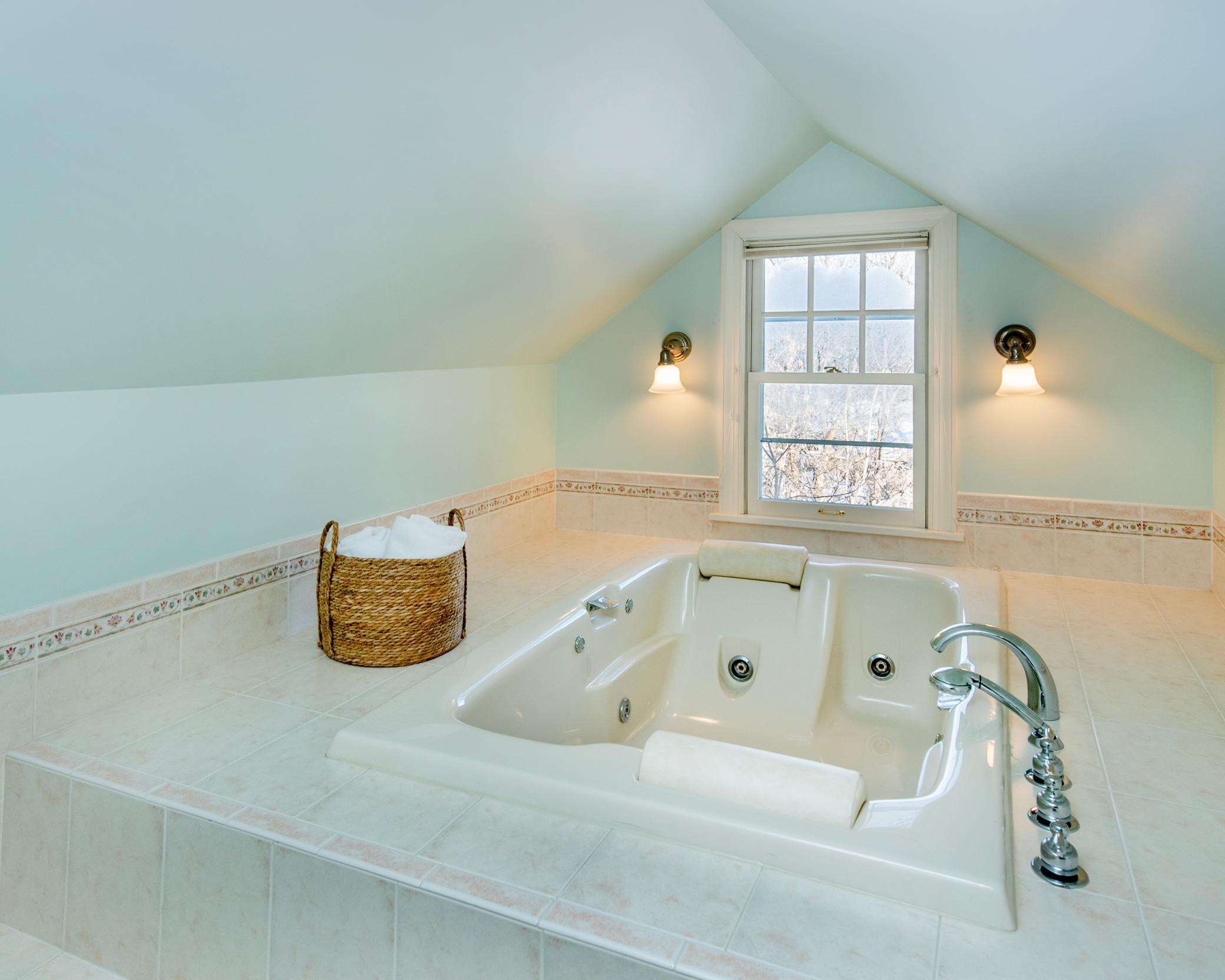 Luxurious soaking tub