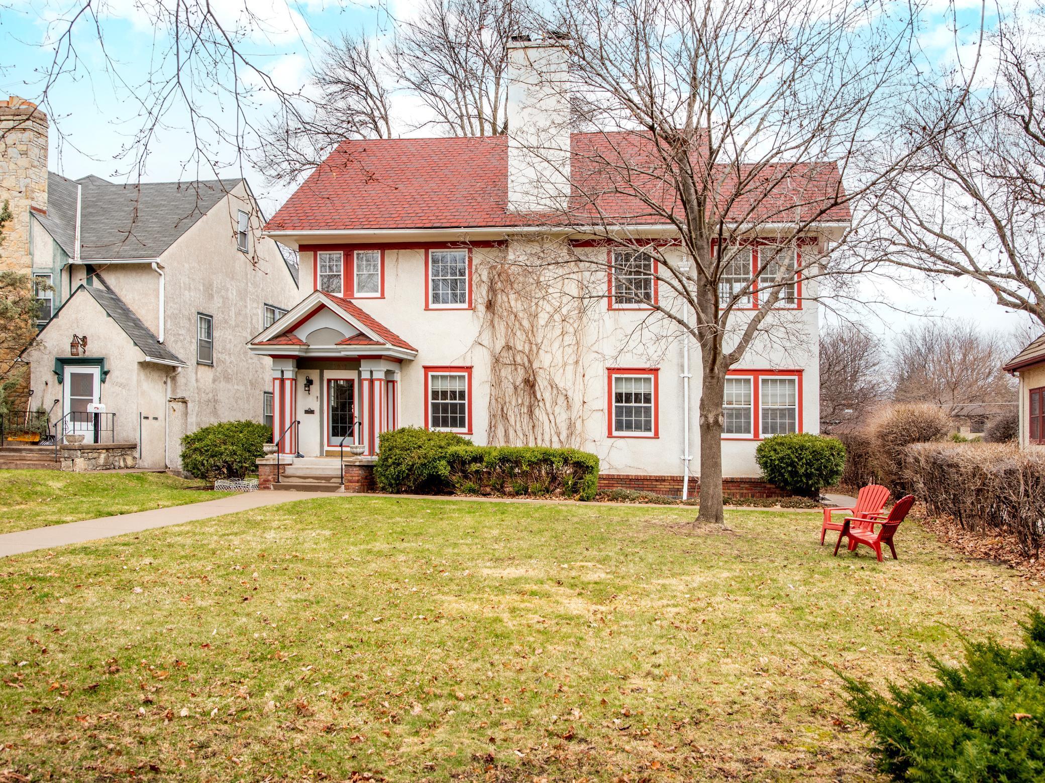 1917 Summit large front and back yards.jpg