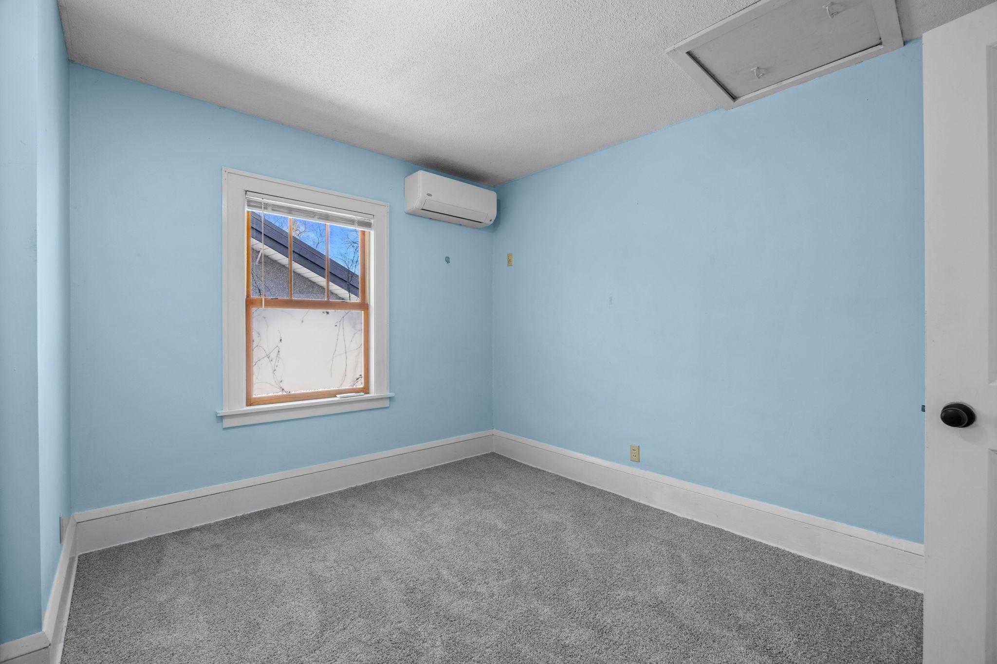 Middle bedroom with min-split for AC