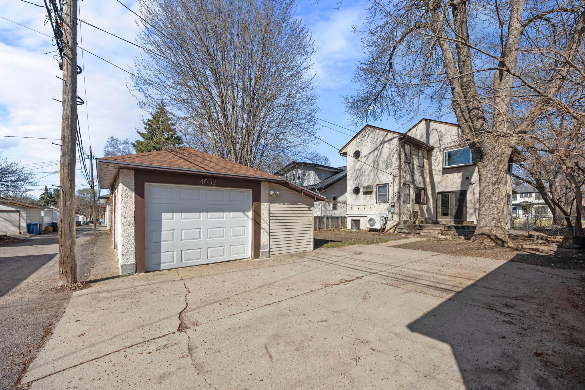 Detached, 1 stall garage