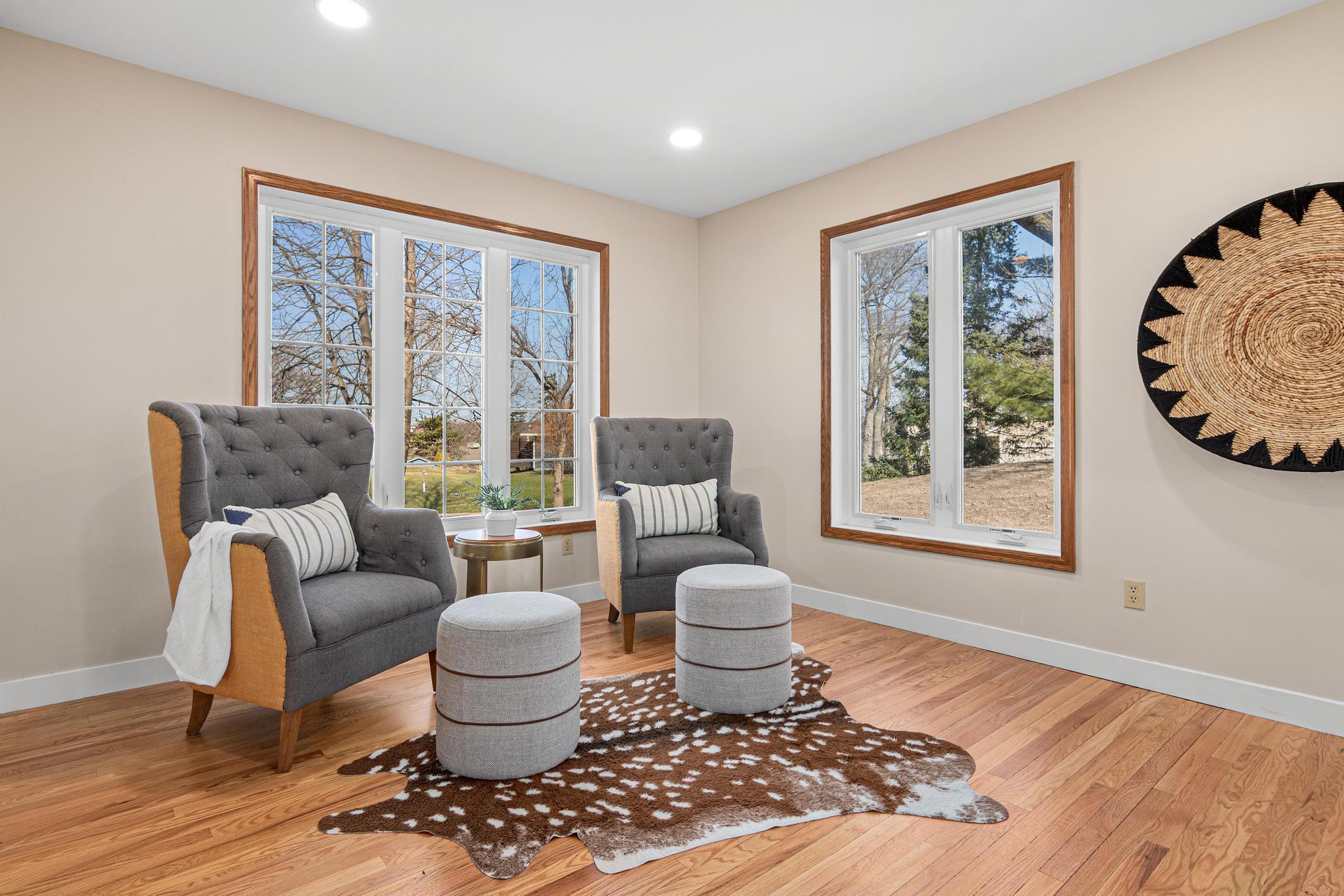 Sitting area with room for more seating or a home office space.