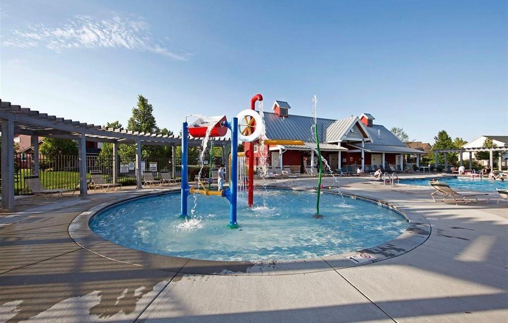 Aquatic center wading pool