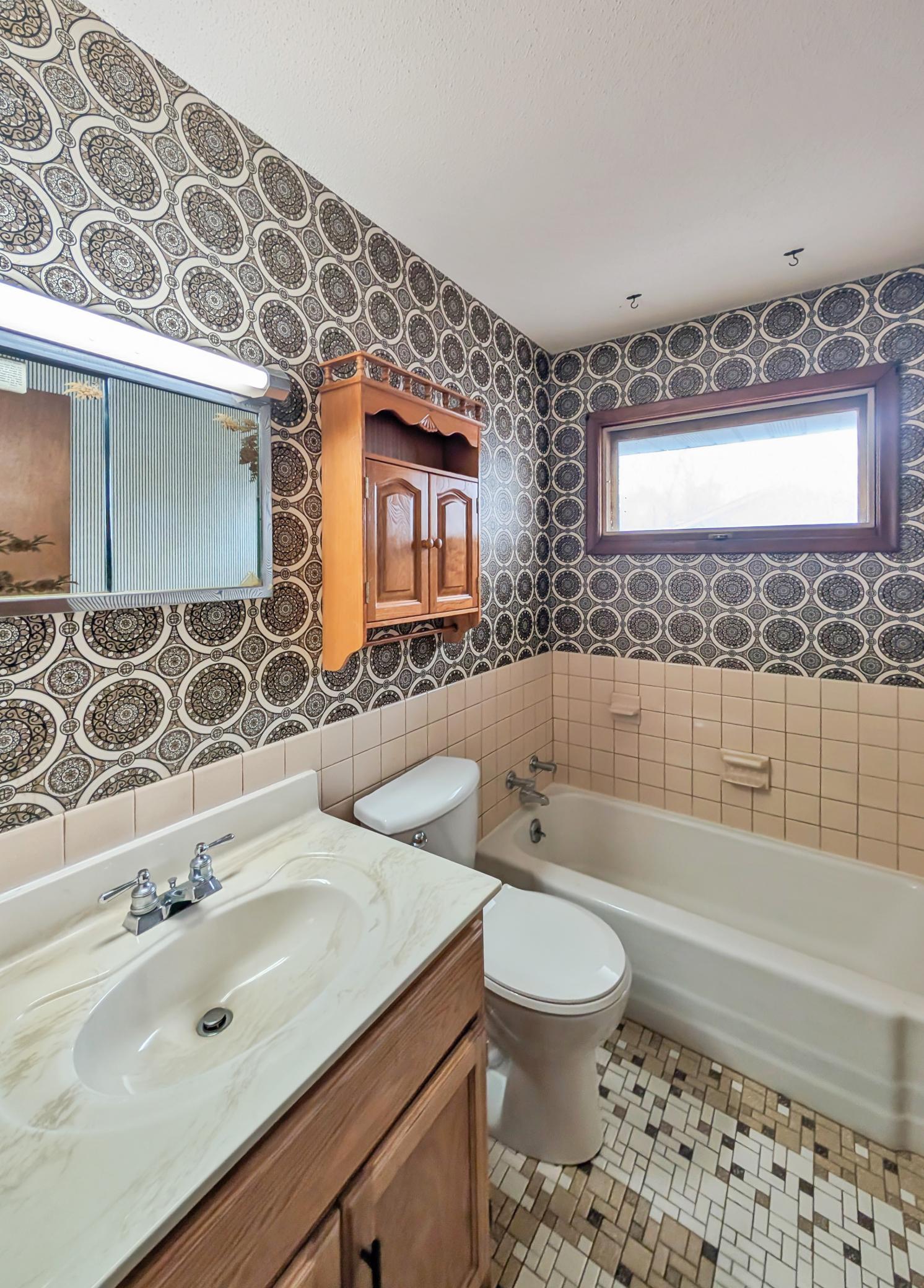 Upper level full bath!