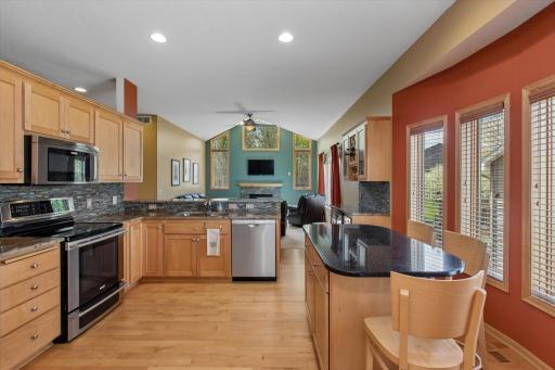 Open floor plan with 10 ft ceilings and vaulted ceilings in living room