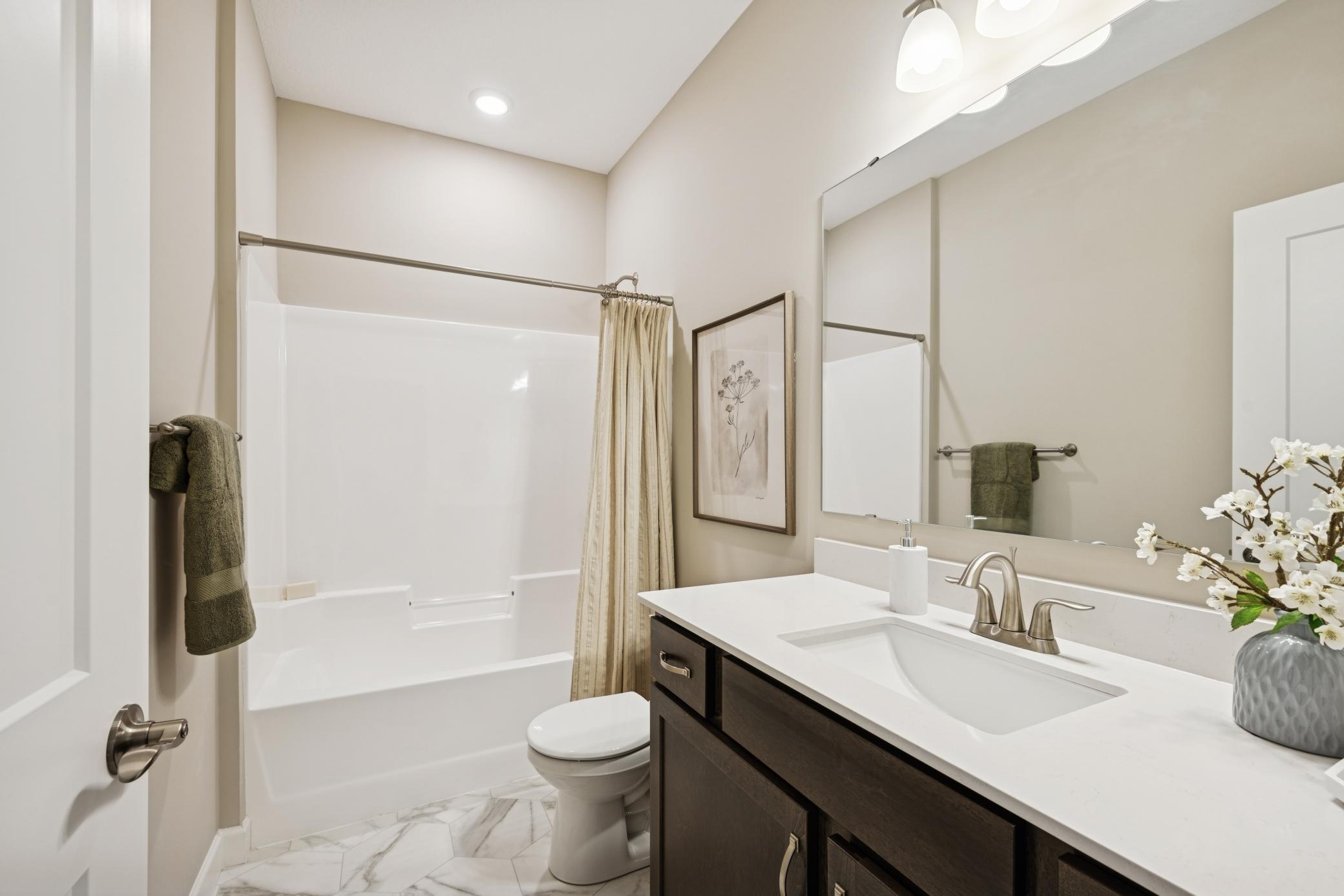 15. Main Bathroom.jpg