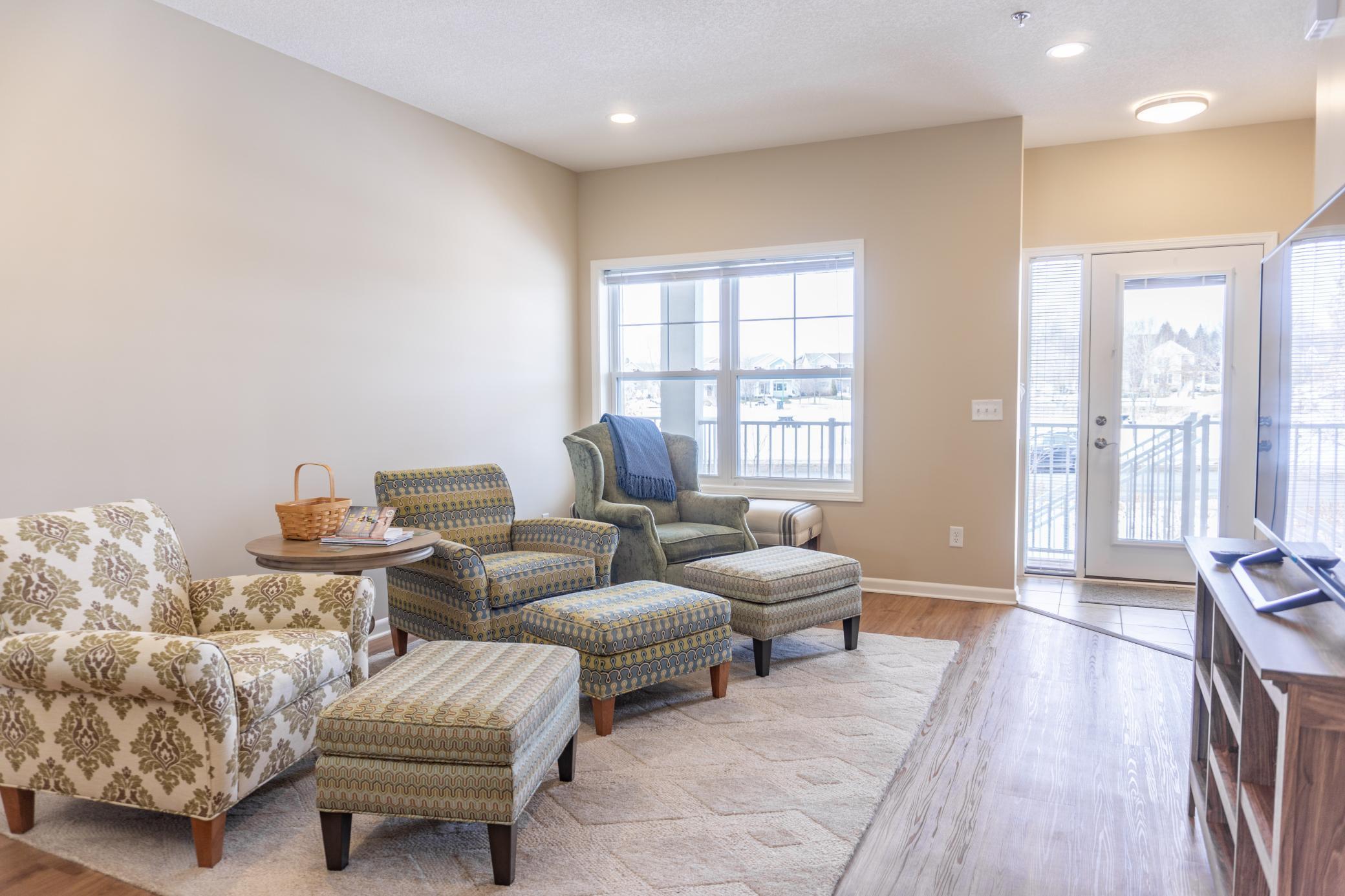 12 - Large Living Room with Views of Walden Park