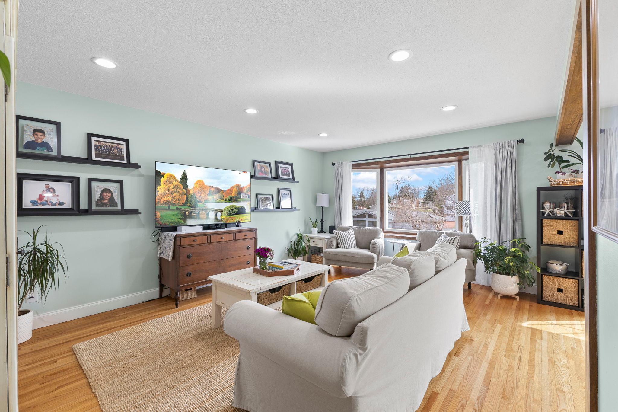 Vivid Spaces_4409 W 98th St_17.jpg