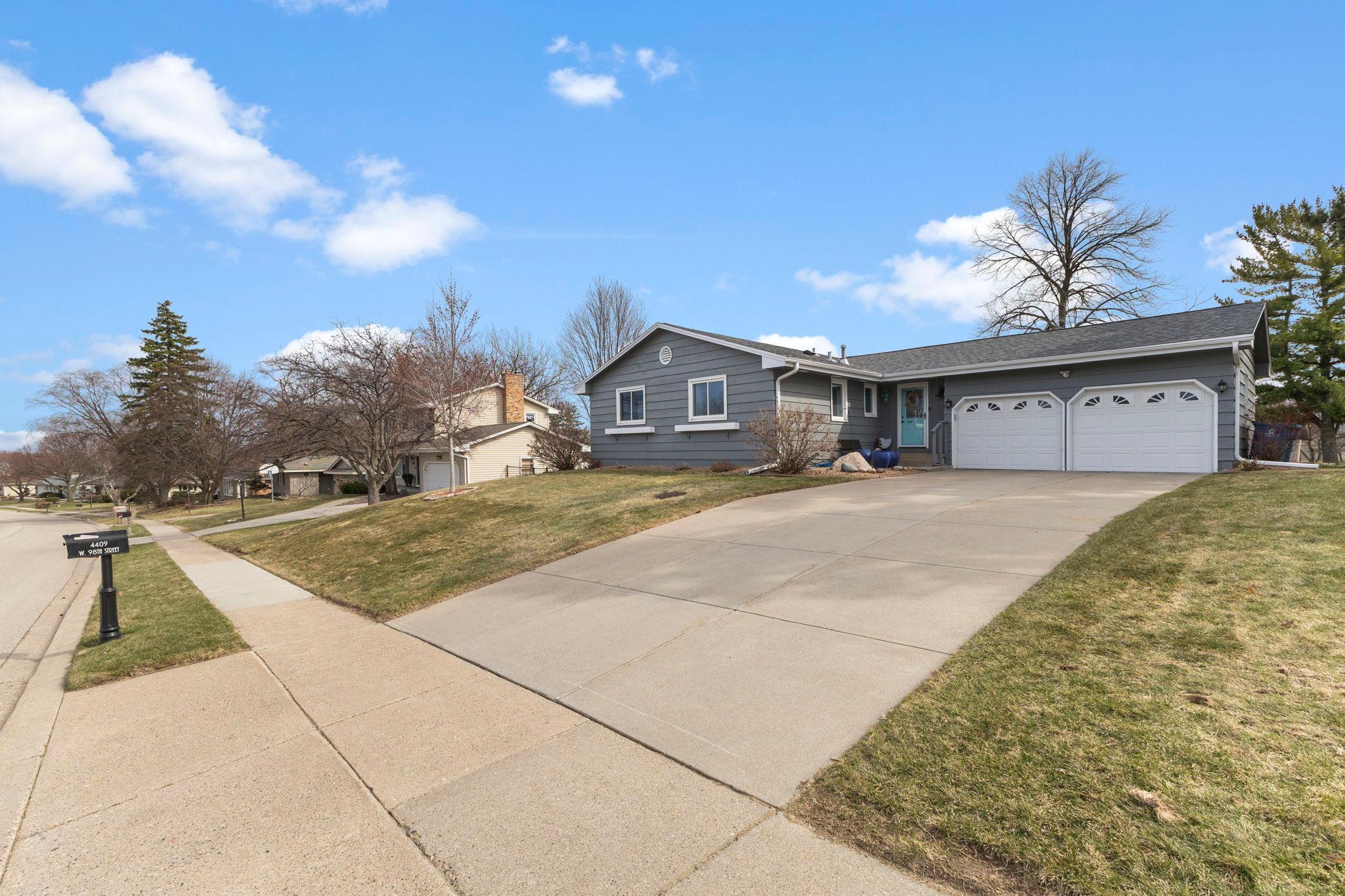 Vivid Spaces_4409 W 98th St_03.jpg