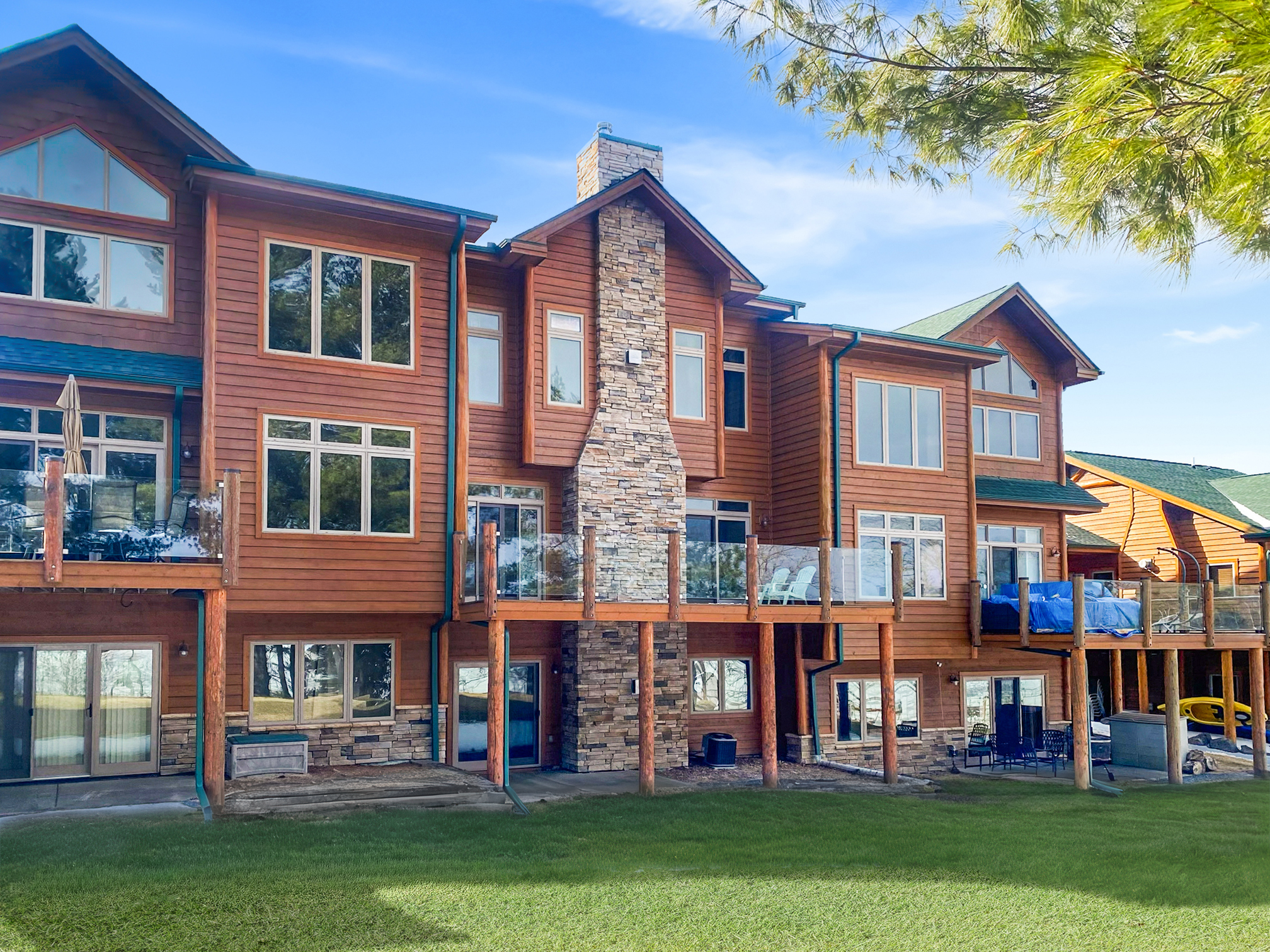 Back view and deck that overloosk the lake