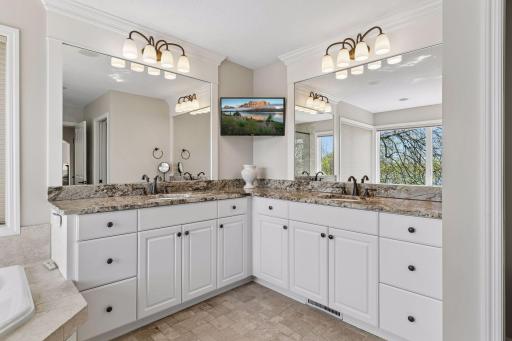 1750 Lucy Ridge Court, Chanhassen, MN 55317
