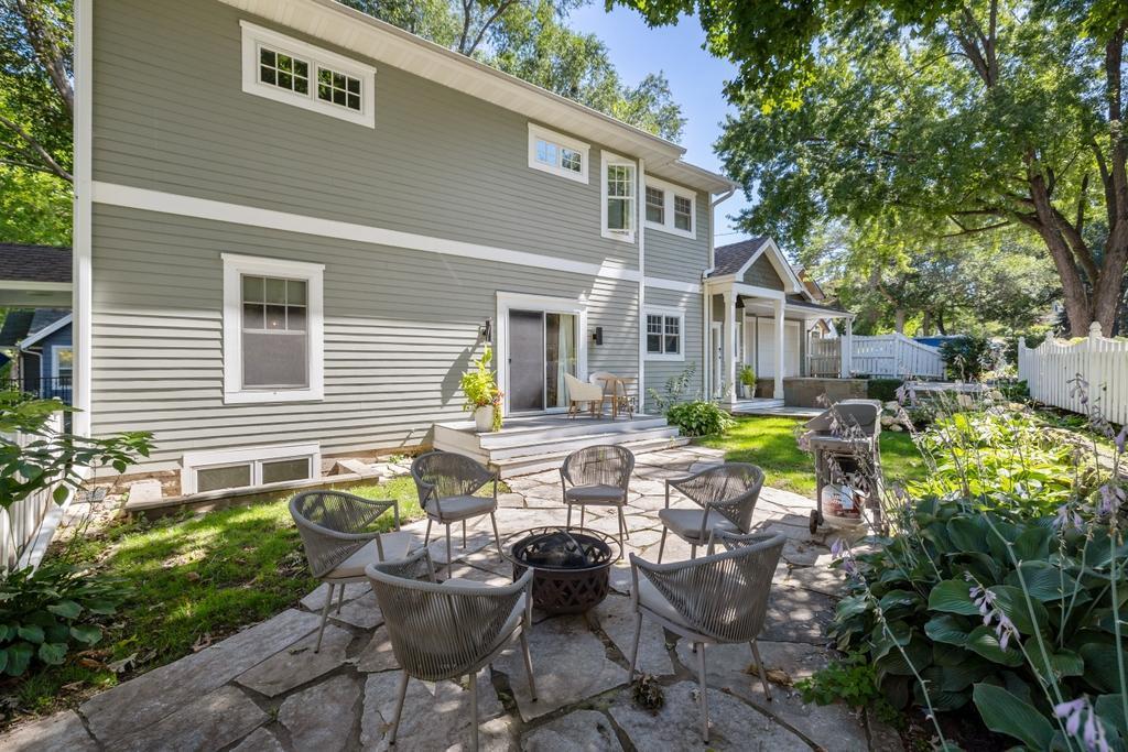 Sunset drinks, late summer dinners, and the easy blur between indoors and out — this is where lake weekends settle in.