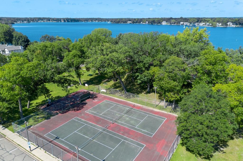 The nearby park offers two swimming beaches, tennis courts, ball fields, docks, and public excursion boat access for easy days on the water.