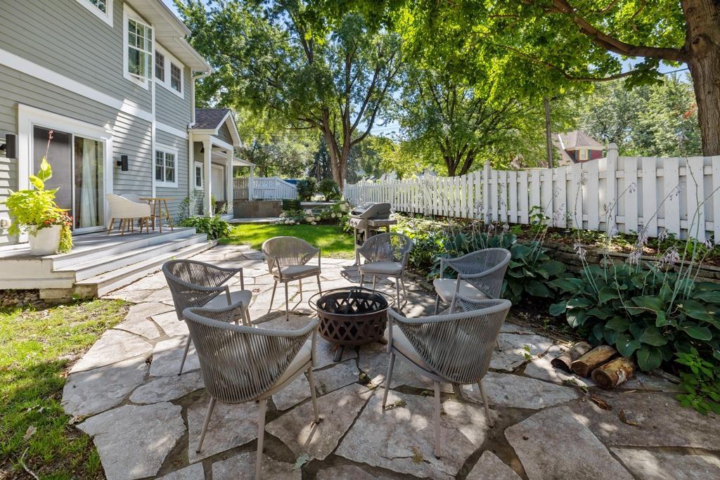 This is where lake weekends spill into golden-hour dinners, late-night laughs and mornings that start slow.