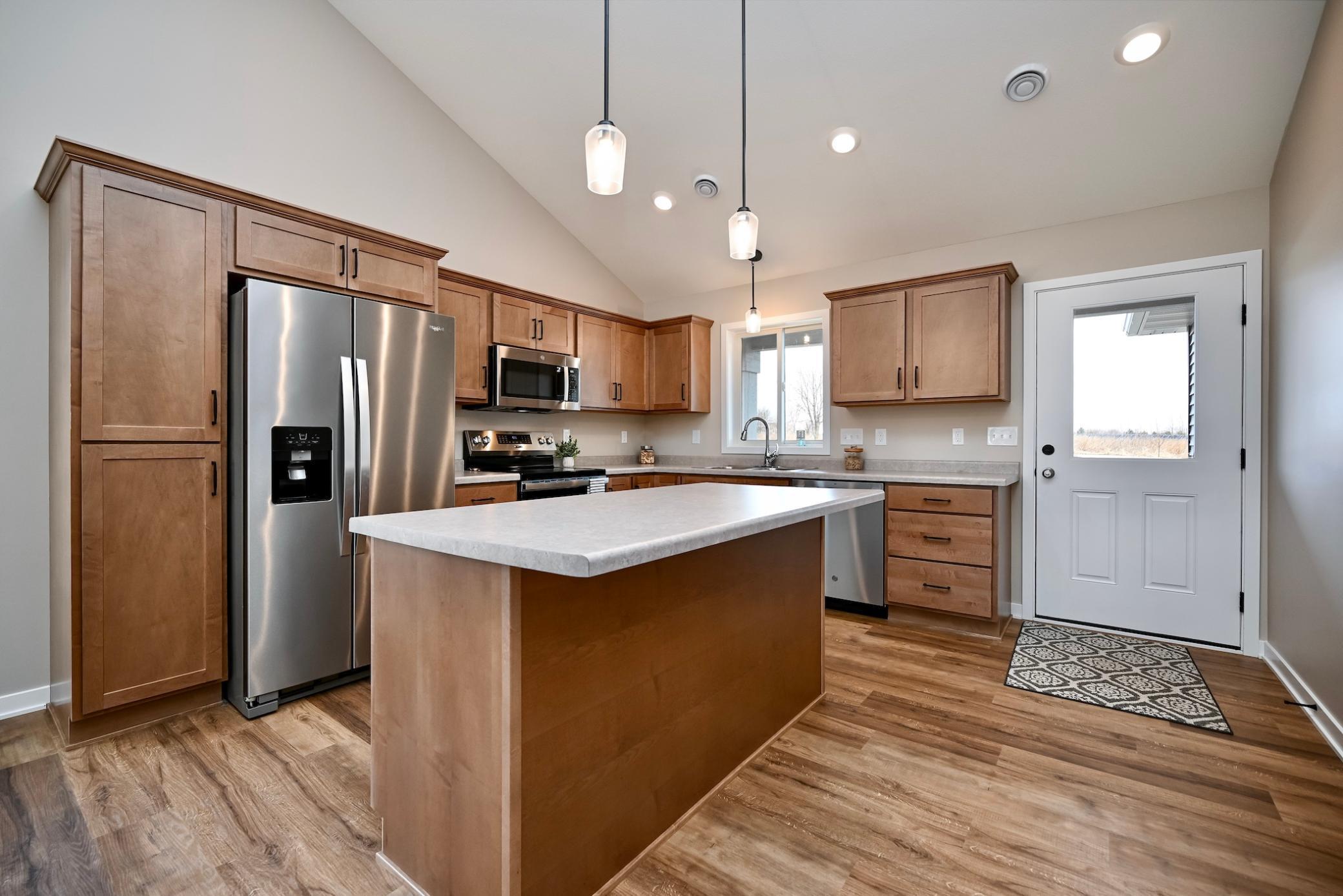 3 Kitchen & Breakfast Bar.jpg