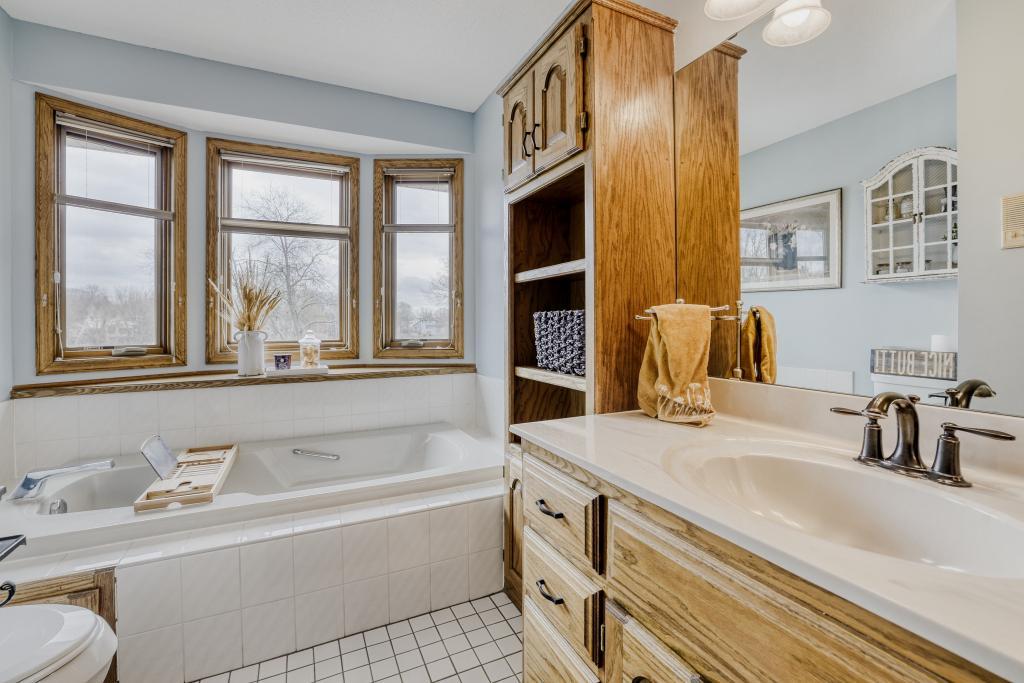 Main bedroom bathroom