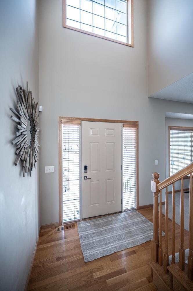 1122 Drew Dr Woodbury MN 55129-large-014-004-Entryway-666x1000-72dpi.jpg