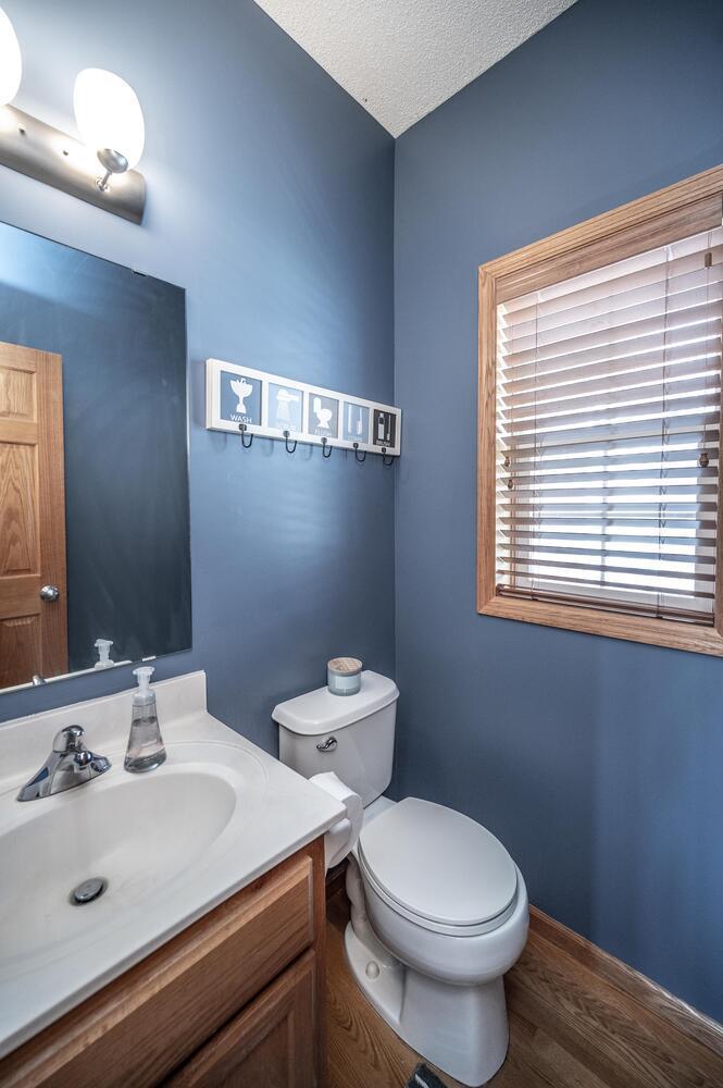 1122 Drew Dr Woodbury MN 55129-large-024-018-Half Bathroom-666x1000-72dpi.jpg
