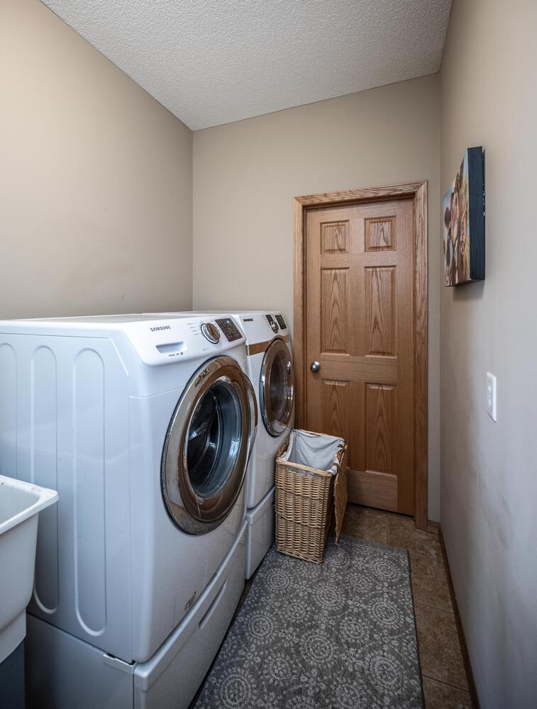 1122 Drew Dr Woodbury MN 55129-large-025-016-Laundry-757x1000-72dpi.jpg