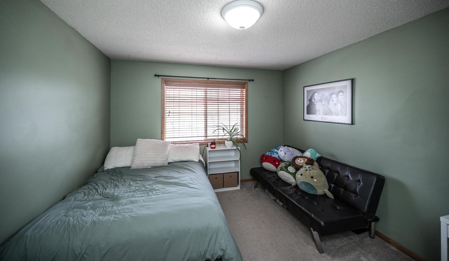 1122 Drew Dr Woodbury MN 55129-large-036-021-Bedroom 3-1500x874-72dpi.jpg