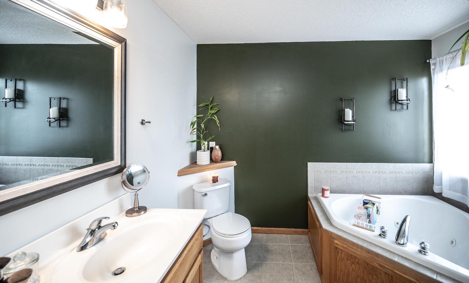 1122 Drew Dr Woodbury MN 55129-large-029-030-Primary Bath-1500x906-72dpi.jpg