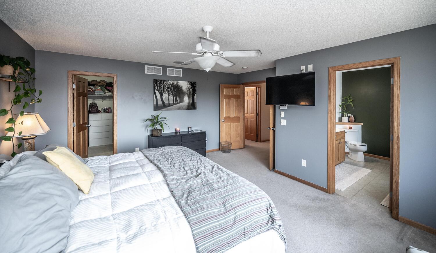 1122 Drew Dr Woodbury MN 55129-large-028-022-Primary Bedroom Ensuite-1500x872-72dpi.jpg