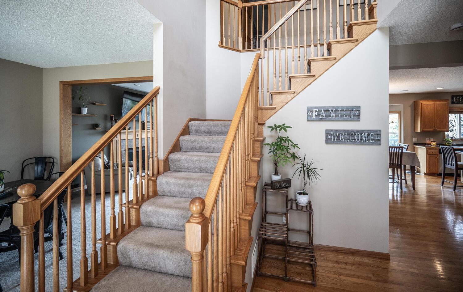 1122 Drew Dr Woodbury MN 55129-large-015-009-Entryway-1500x946-72dpi.jpg