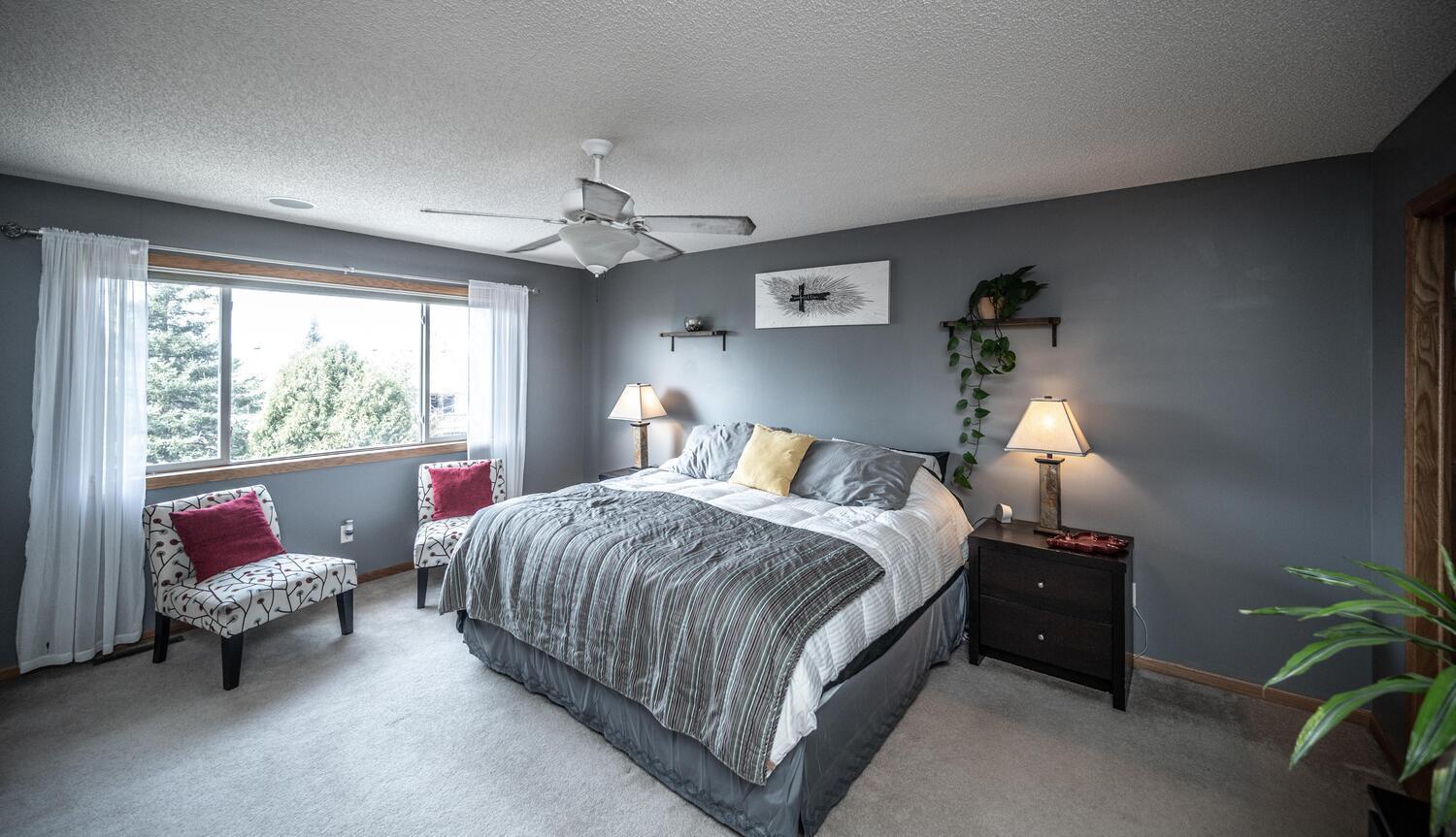 1122 Drew Dr Woodbury MN 55129-large-027-012-Primary Bedroom Ensuite-1500x864-72dpi.jpg