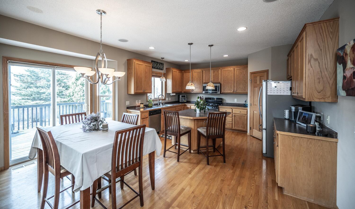 1122 Drew Dr Woodbury MN 55129-large-021-013-Kitchen-1500x883-72dpi.jpg