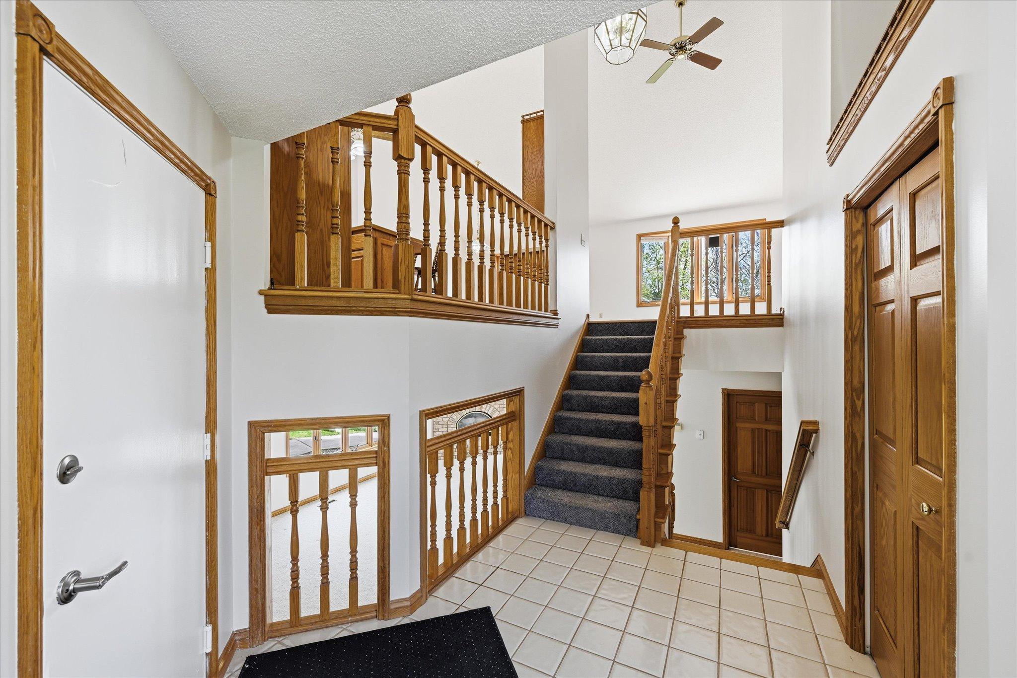 18-21955 Finley Ct N spacious entry