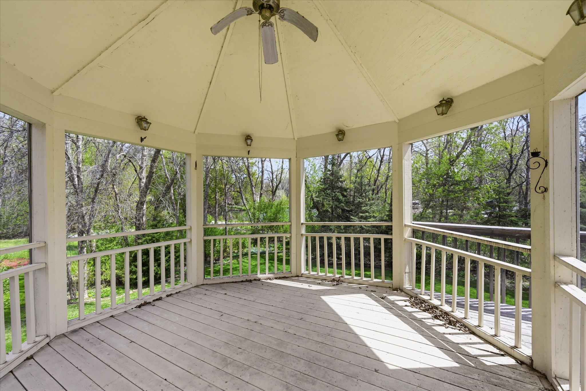 12-21955 Finley Ct N Gazebo