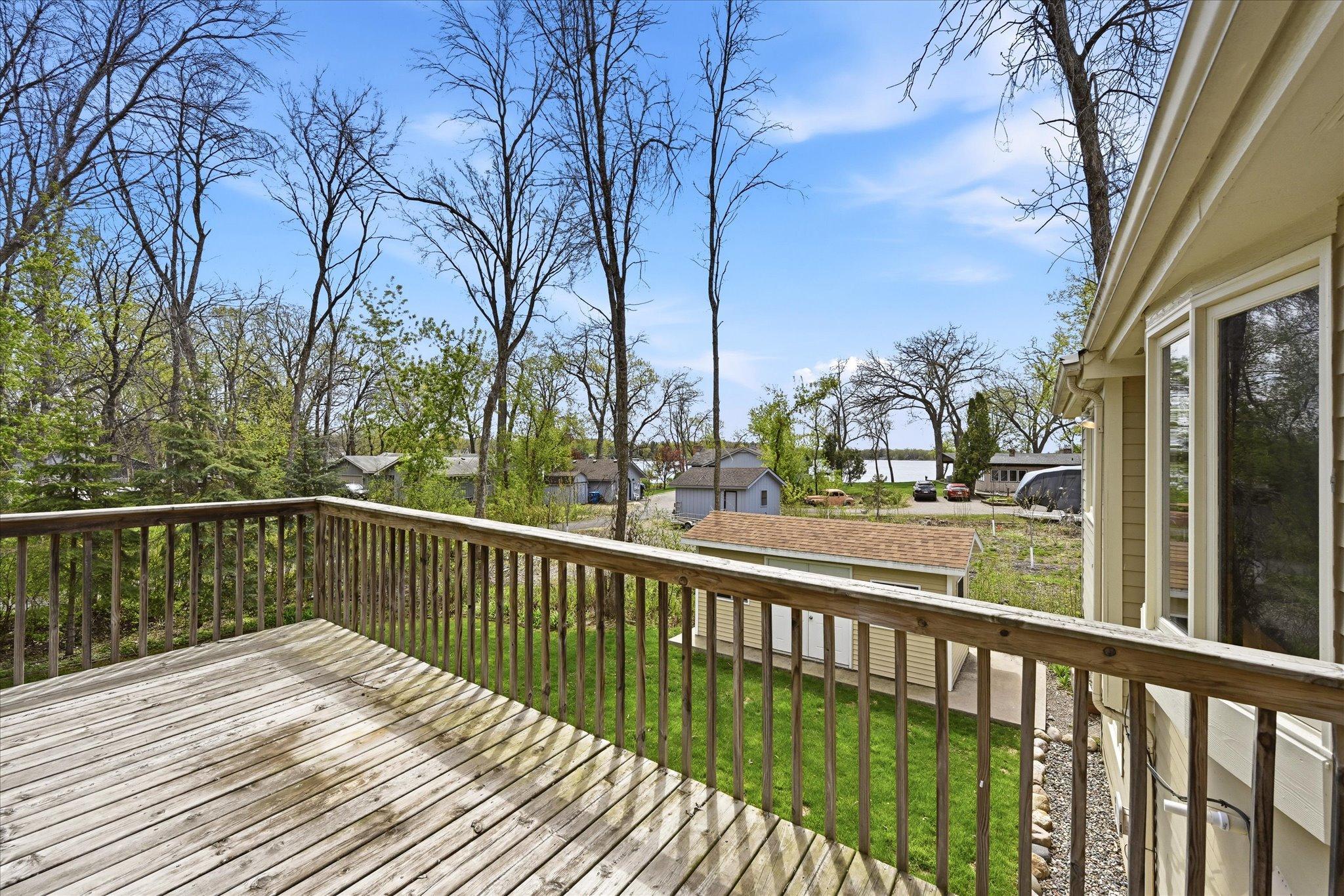 16-21955 Finley Ct N deck lake view.
