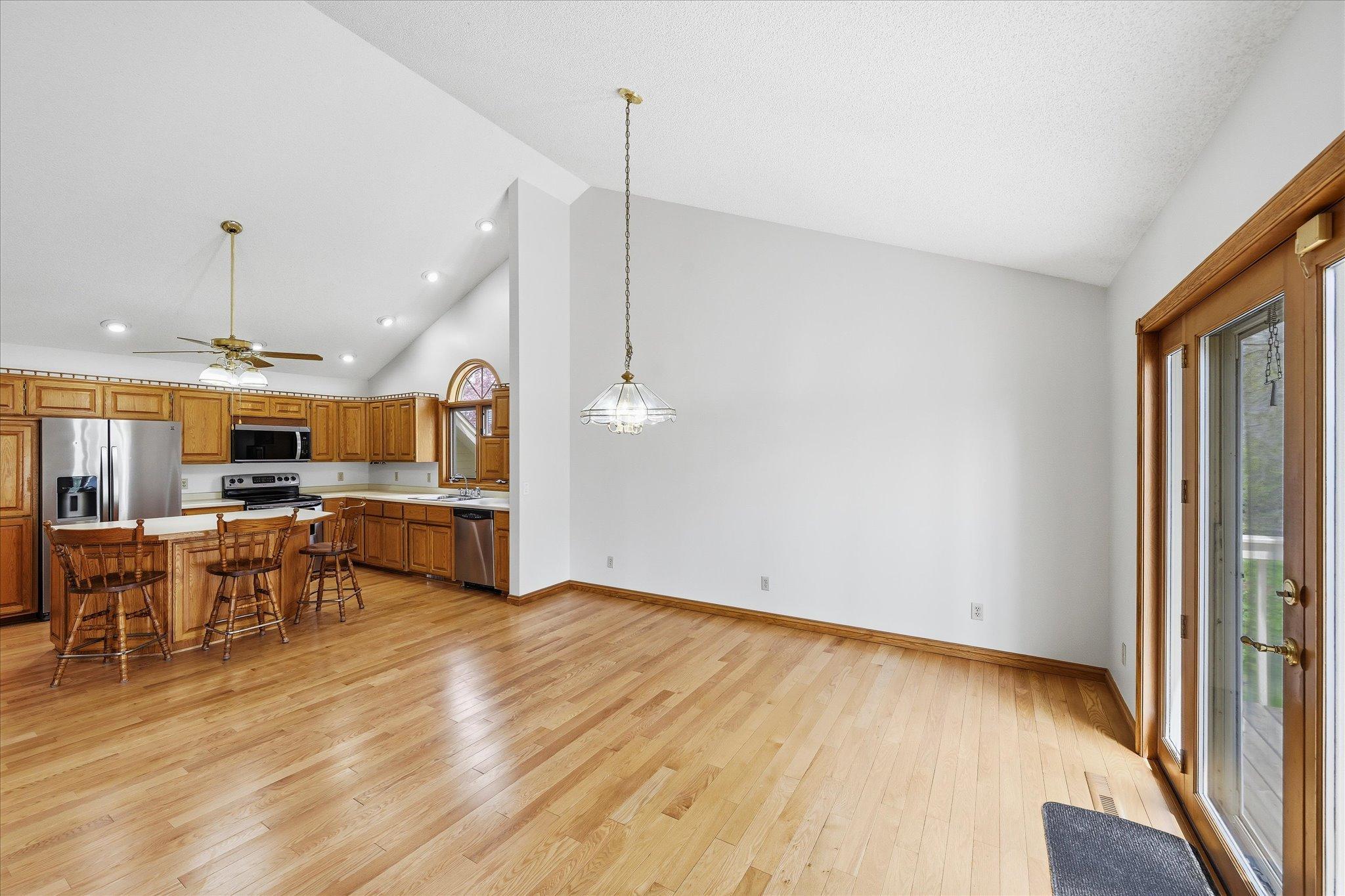 25-21955 Finley Ct N Kitchen/dining room