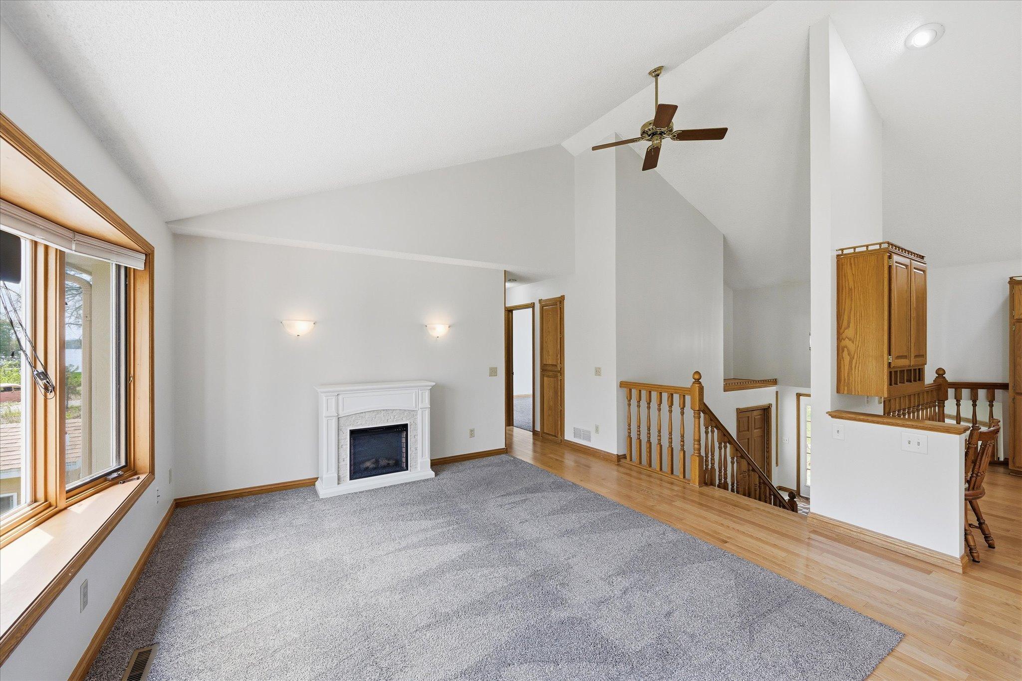 22-21955 Finley Ct N Living room