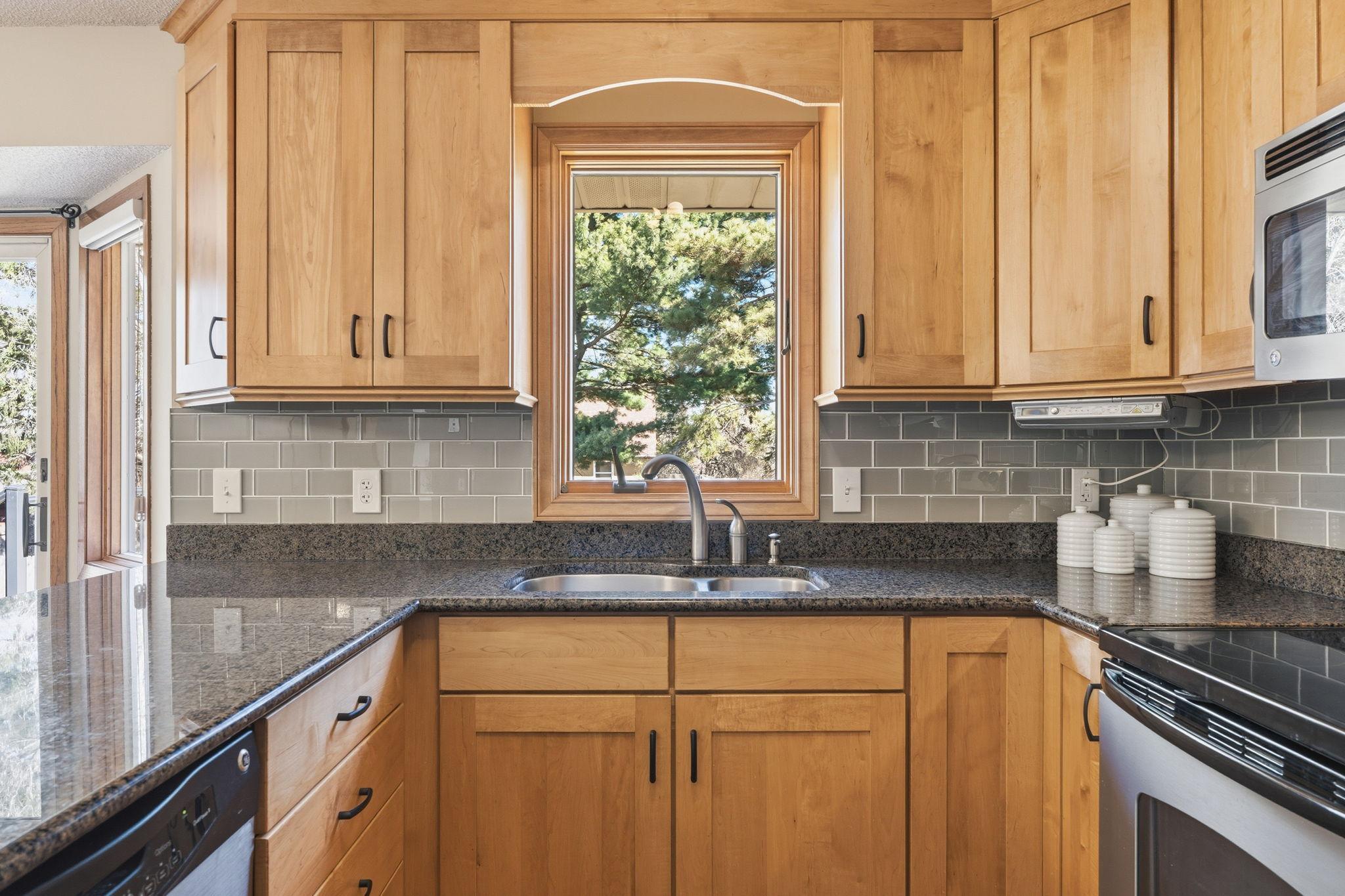 27-web-or-mls-291 Poplar Dr-27.jpg