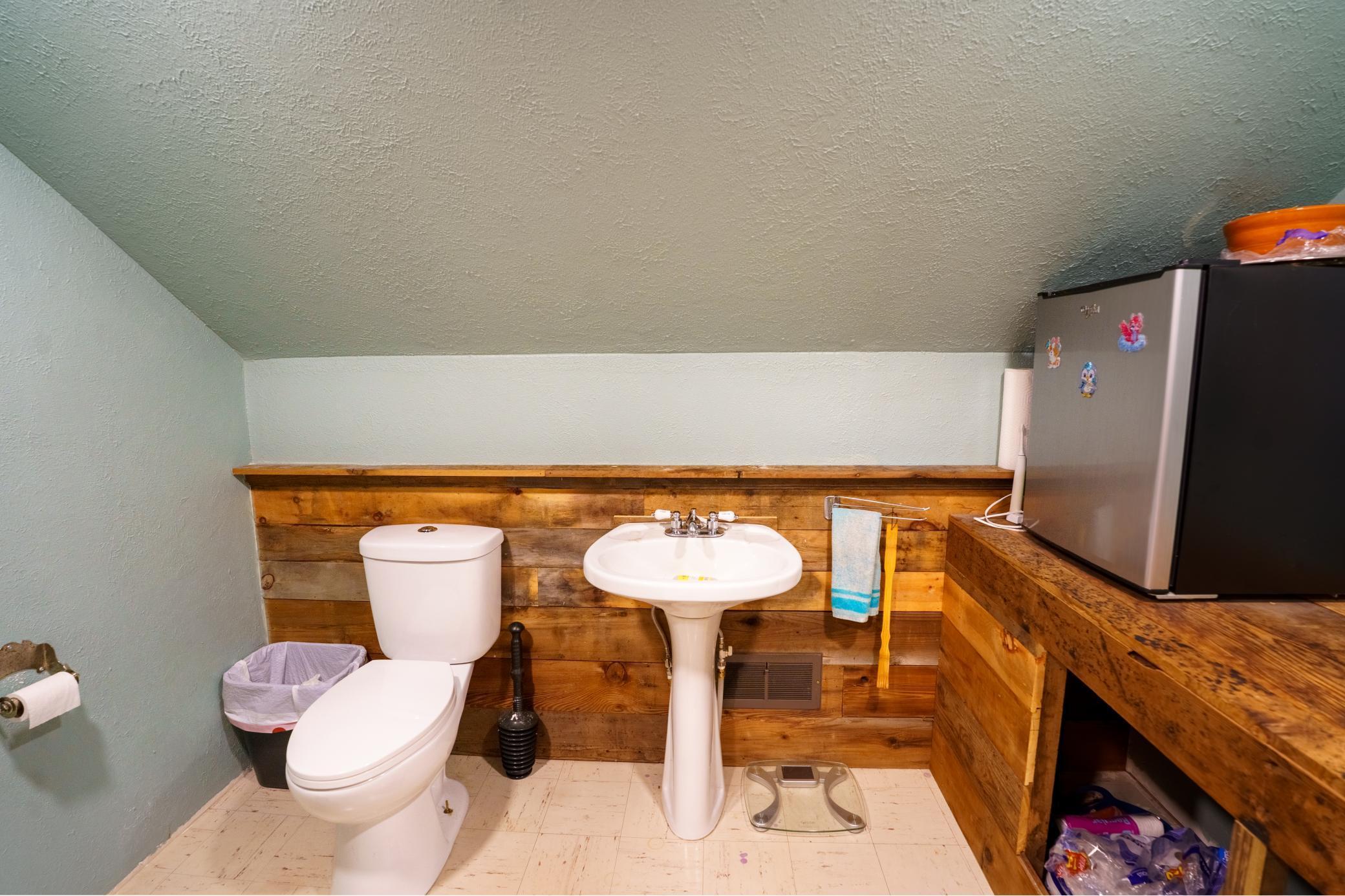 Upstairs 1/2 Bathroom