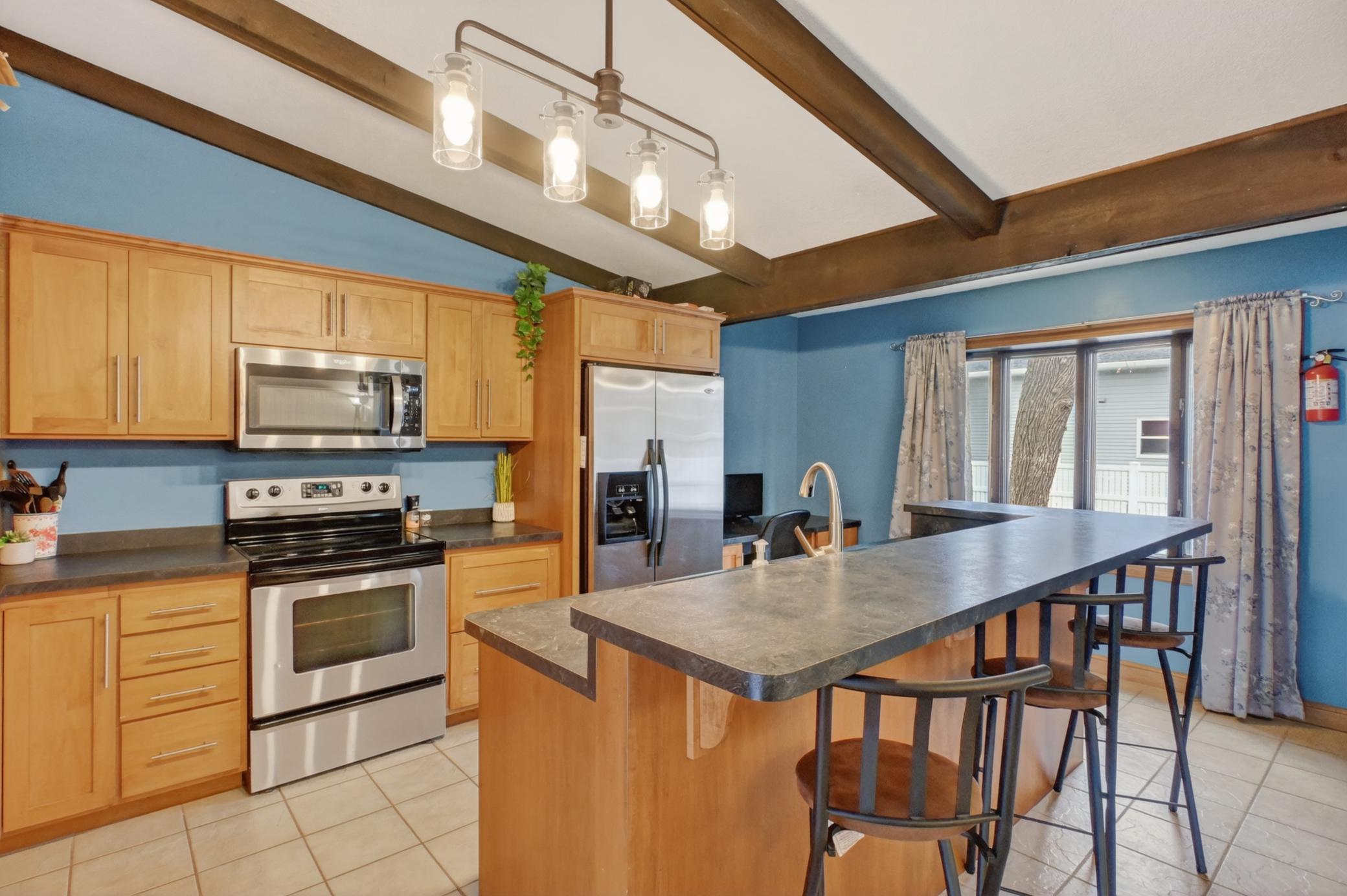 Kitchen with breakfast bar