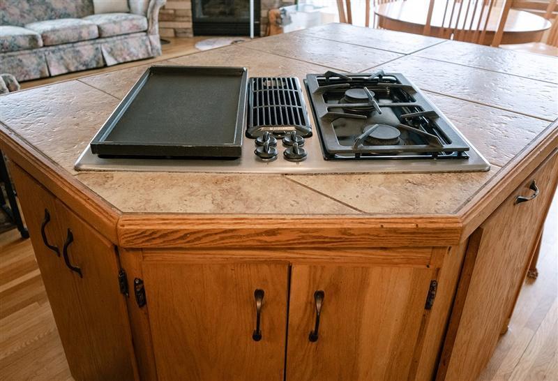 Cooktop is vented directly outside