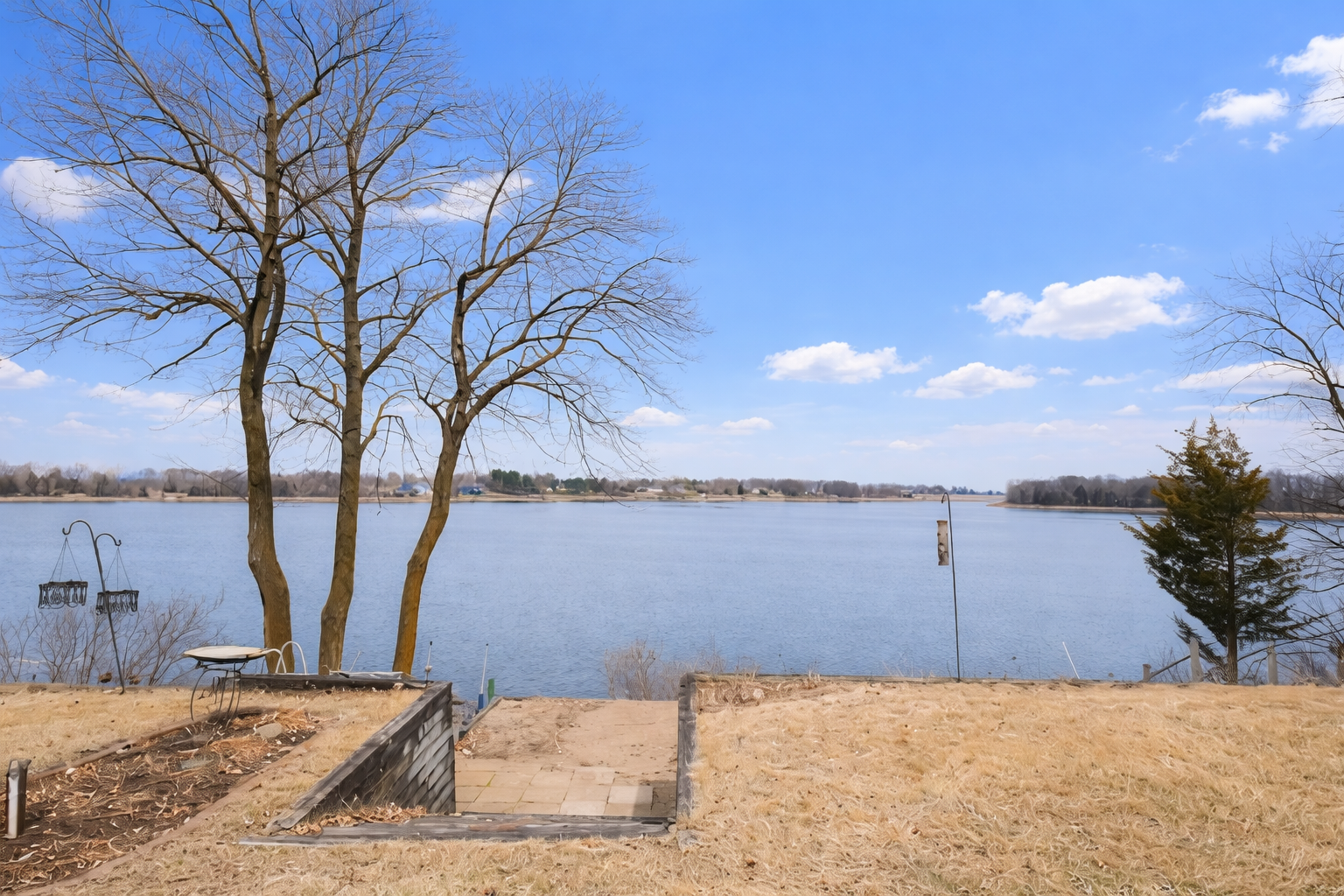 Tiered landscape to the lake