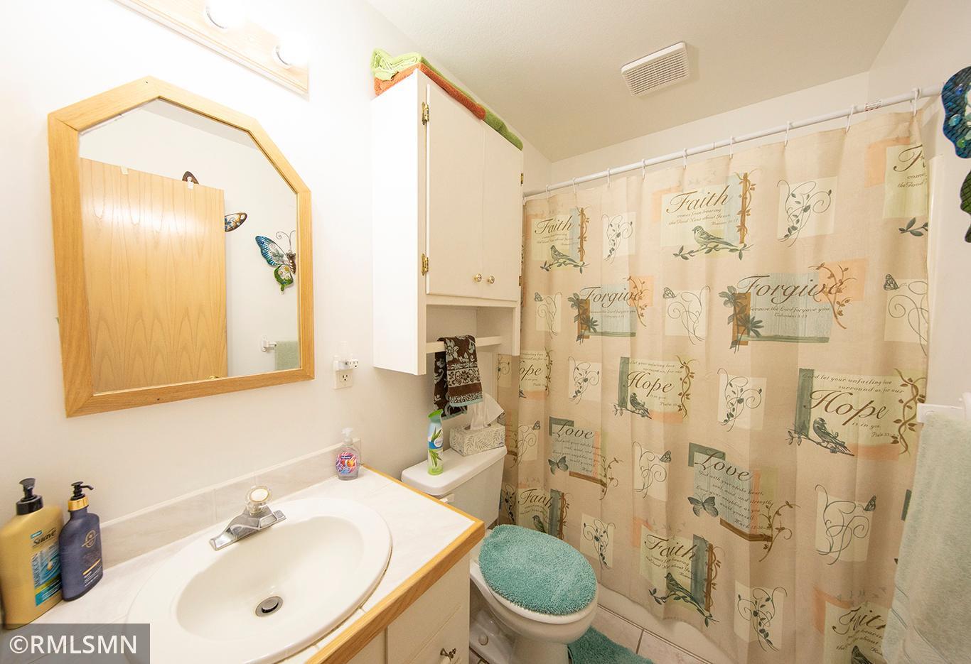 Upper level full bath.