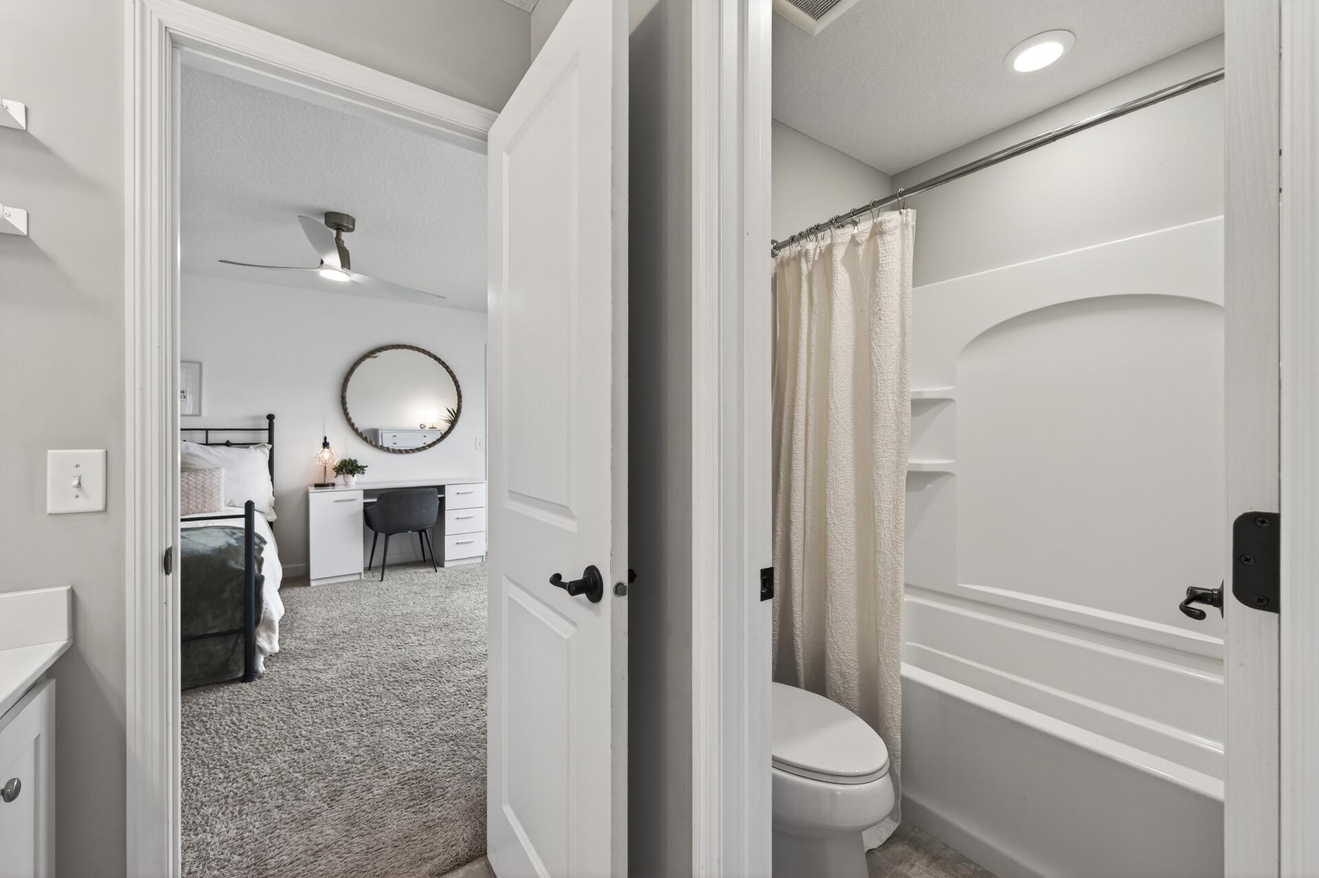 Tub/shower in Jack & Jill Bathroom