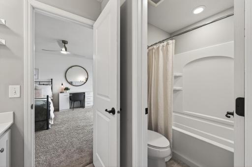 Tub/shower in Jack & Jill Bathroom