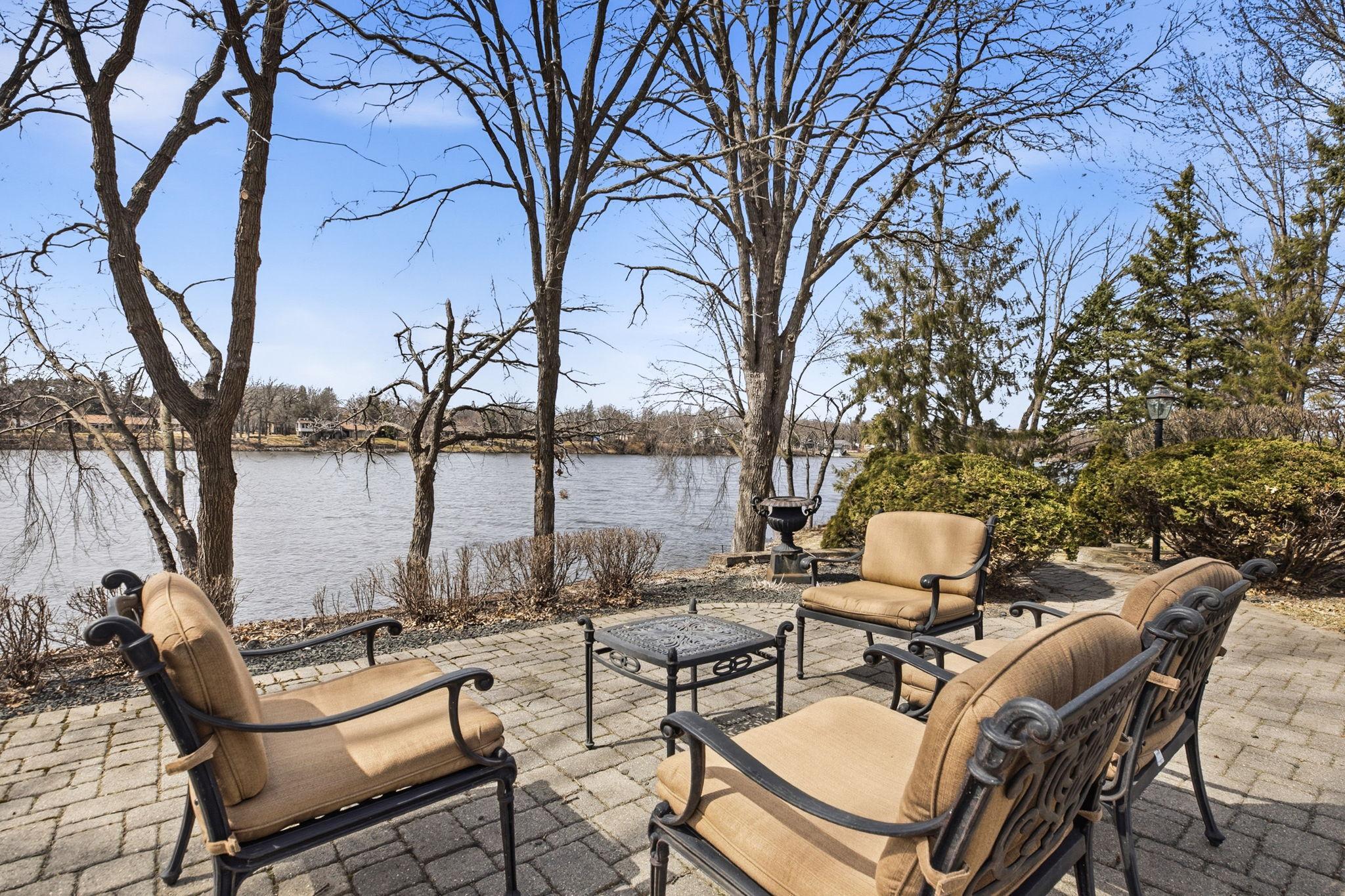 Endless Patio/Panoramic River Views!