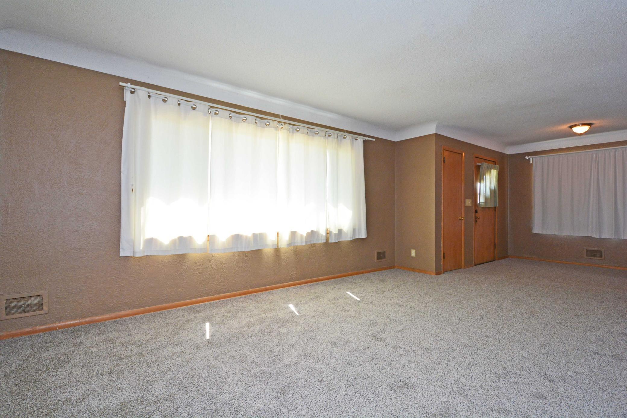 1483 3rd St E 005.jpg